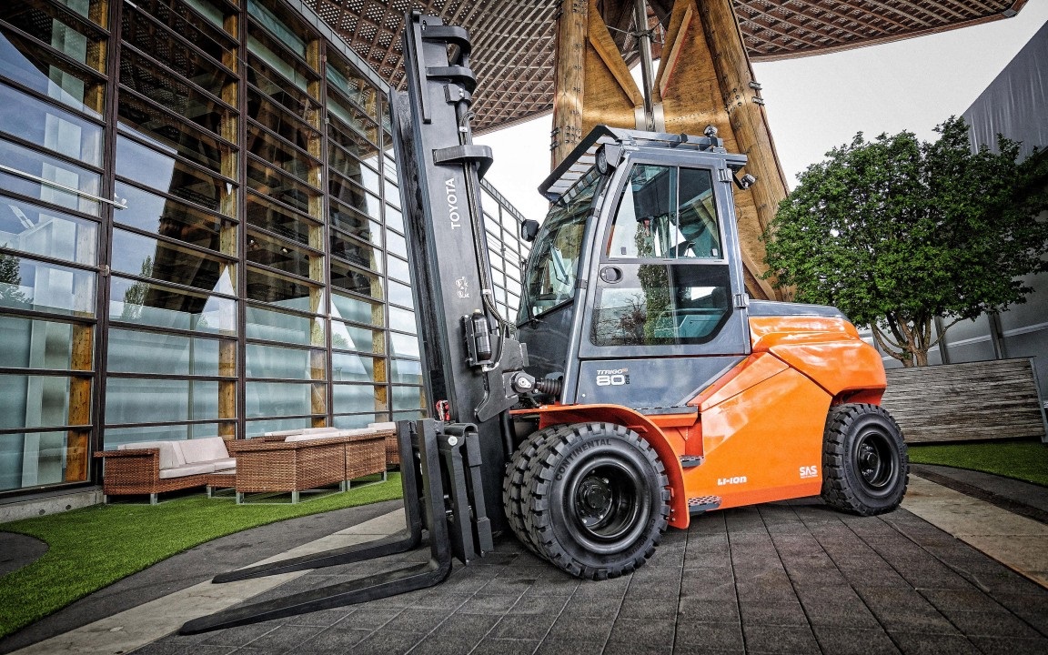 What You Should Know About Hiring Forklift Service For Slide Car